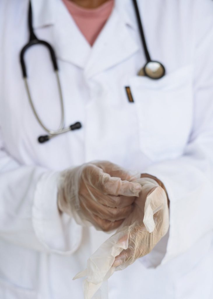 Læge med handsker og stetoskop